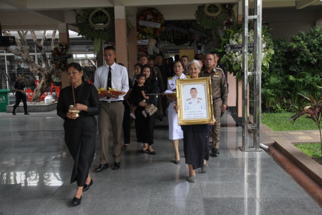 เจ้าหน้าที่นำร่าง "ร.ต.อ.ตระกูล" ไปบำเพ็ญกุศลที่เชียงราย