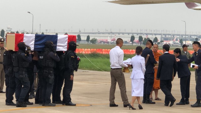กองเกียรติยศนำร่าง "ผู้กองปุ๊" ถึงดอนเมืองแล้ว เตรียมบินไปที่ จ.เชียงราย