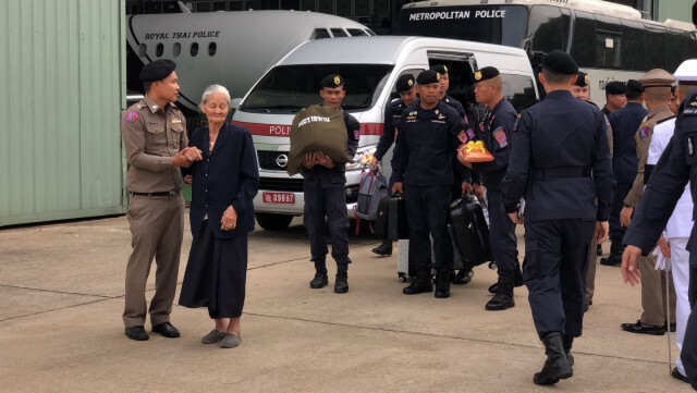 กองเกียรติยศนำร่าง "ผู้กองปุ๊" ถึงดอนเมืองแล้ว เตรียมบินไปที่ จ.เชียงราย