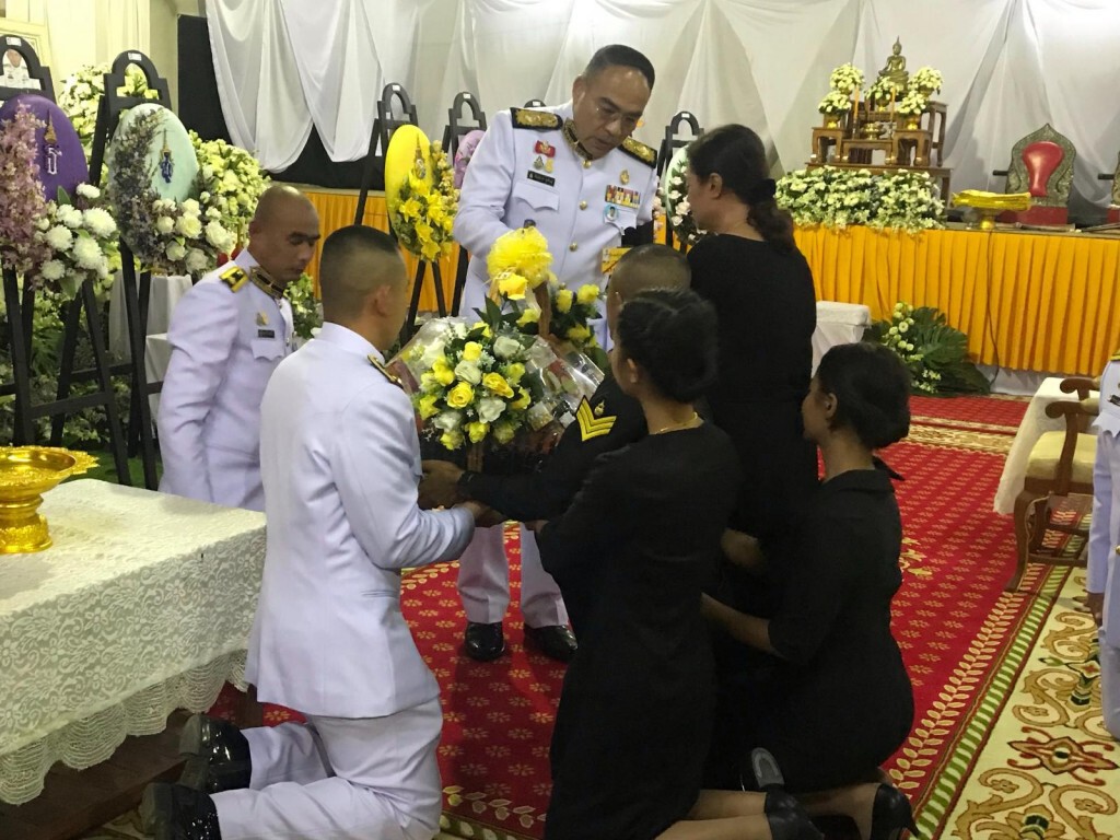 ในหลวง ทรงพระกรุณาโปรดเกล้าฯให้องคมนตรีเชิญพวงมาลาหลวงวางหน้าหีบศพทหารที่เสียชีวิตเหตุกราดยิงโคราช
