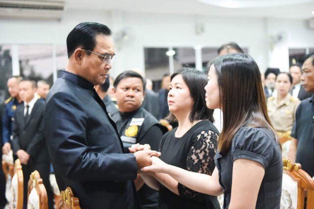 อบอุ่นใจ!! "ประยุทธ์" เยี่ยมปลอบขวัญให้กำลังใจ ครอบครัวผู้ประสบเหตุกราดยิงโคราช