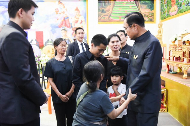 อบอุ่นใจ!! "ประยุทธ์" เยี่ยมปลอบขวัญให้กำลังใจ ครอบครัวผู้ประสบเหตุกราดยิงโคราช