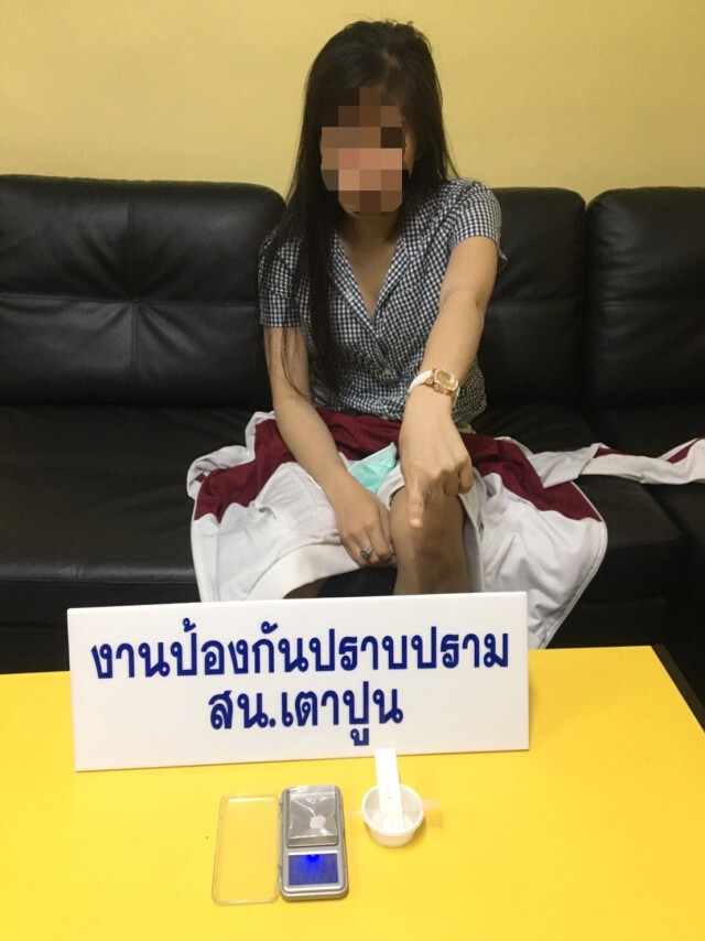 รวบสาวซุกไอซ์คาปั๊มน้ำมันย่านเตาปูน หลังแกร็บไบค์โทรแจ้งตำรวจ