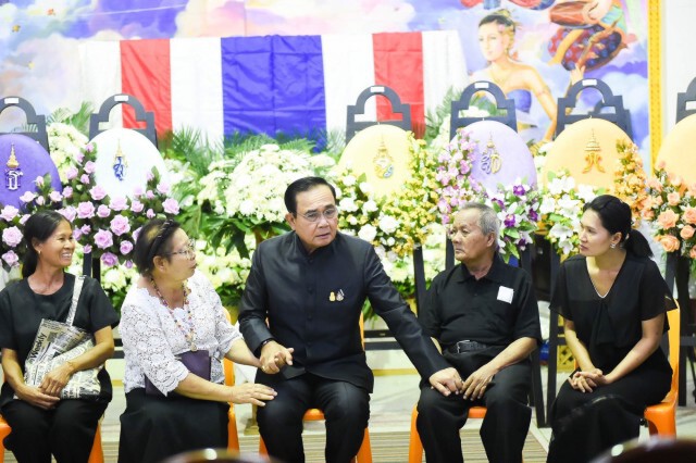 อบอุ่นใจ!! "ประยุทธ์" เยี่ยมปลอบขวัญให้กำลังใจ ครอบครัวผู้ประสบเหตุกราดยิงโคราช