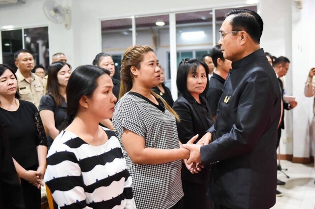 อบอุ่นใจ!! "ประยุทธ์" เยี่ยมปลอบขวัญให้กำลังใจ ครอบครัวผู้ประสบเหตุกราดยิงโคราช