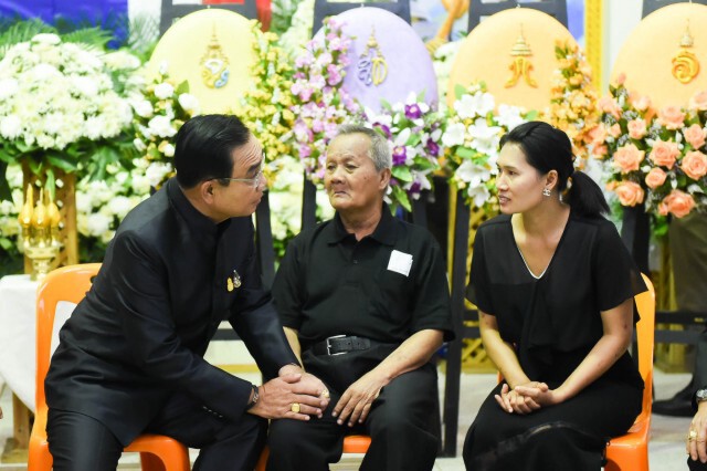 อบอุ่นใจ!! "ประยุทธ์" เยี่ยมปลอบขวัญให้กำลังใจ ครอบครัวผู้ประสบเหตุกราดยิงโคราช