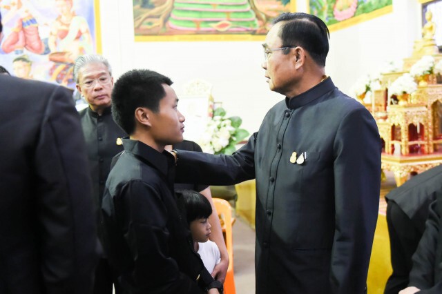 อบอุ่นใจ!! "ประยุทธ์" เยี่ยมปลอบขวัญให้กำลังใจ ครอบครัวผู้ประสบเหตุกราดยิงโคราช