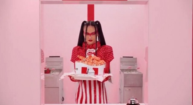 "คร็อคส์" เปิดตัวรองเท้าคอลเลคชั่นใหม่ "ลายไก่ทอด KFC"