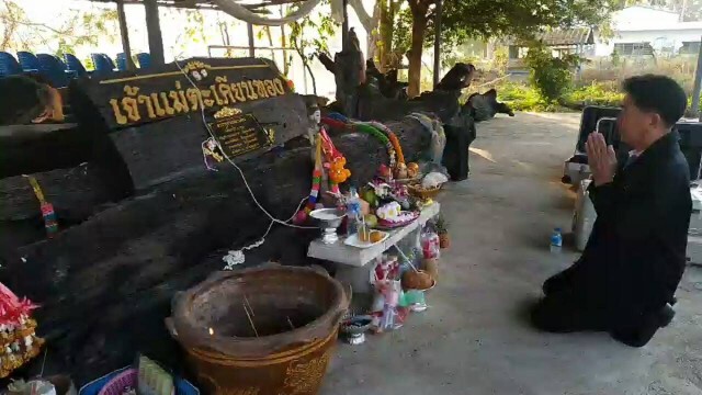 ชาวบ้านแห่ขอโชคเจ้าแม่ตะเคียนทองหนองเล็งทราย