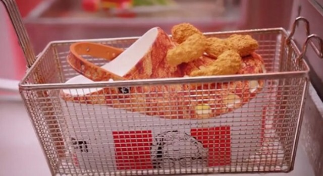 "คร็อคส์" เปิดตัวรองเท้าคอลเลคชั่นใหม่ "ลายไก่ทอด KFC"