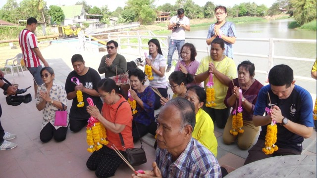 ชาวบ้านแห่ขอเลขเด็ด "ตาปู่วัดปู่เจ้า" ตามคนดวงเฮงถูกติดต่อกันหลายงวด