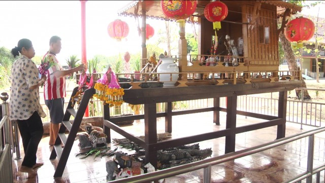 ชาวบ้านแห่ขอเลขเด็ด "ตาปู่วัดปู่เจ้า" ตามคนดวงเฮงถูกติดต่อกันหลายงวด