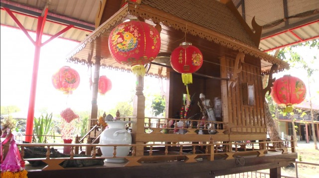 ชาวบ้านแห่ขอเลขเด็ด "ตาปู่วัดปู่เจ้า" ตามคนดวงเฮงถูกติดต่อกันหลายงวด