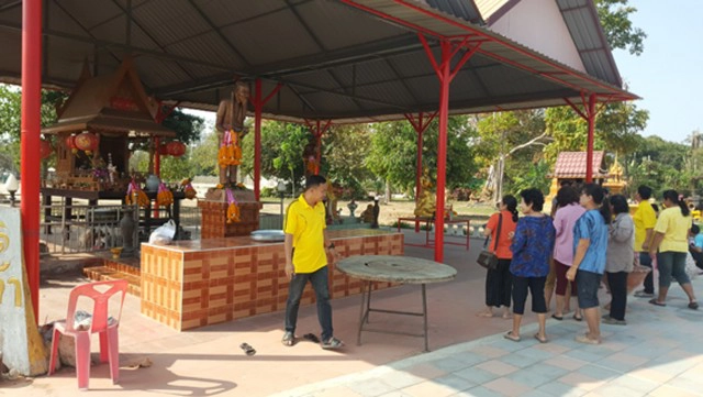 ชาวบ้านแห่ขอเลขเด็ด "ตาปู่วัดปู่เจ้า" ตามคนดวงเฮงถูกติดต่อกันหลายงวด