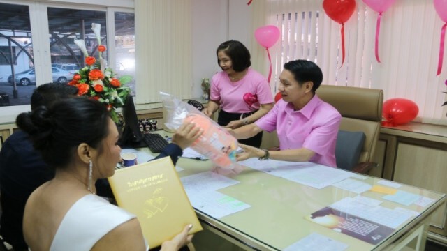 คู่รักชาวไทย-ต่างชาติจับมือกันจดทะเบียนสมรสที่บางละมุง รับวันวาเลนไทน์