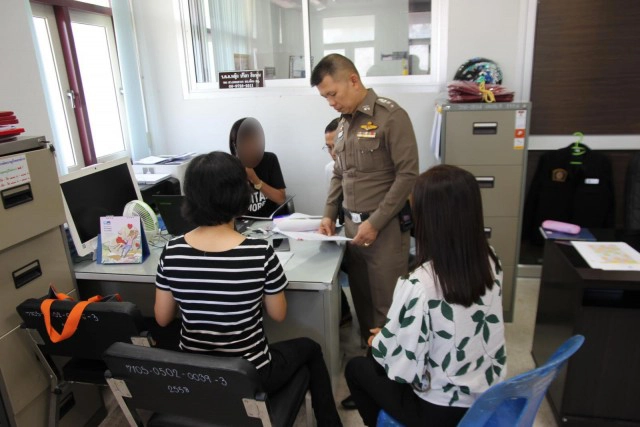 สาวสุดทนเข้าแจ้งความตำรวจ ถูกเพื่อนร่วมงานใช้มือถือแอบถ่ายใต้กระโปรง