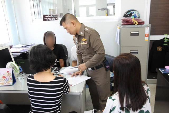 สาวสุดทนเข้าแจ้งความตำรวจ ถูกเพื่อนร่วมงานใช้มือถือแอบถ่ายใต้กระโปรง