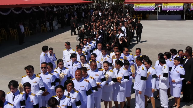 องคมนตรีเป็นประธานในพิธีพระราชทานเพลิงศพเภสัชกรนริศราและนางชญาภา ญาติสุดอาลัยวินาทีสุดท้าย