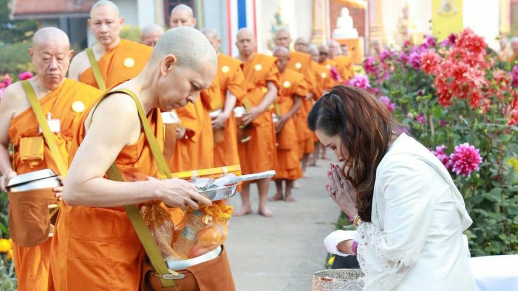 กรมพระศรีสวางควัฒนฯ ทรงบาตรพระนวกะ 44 รูป ณ วัดไทยพุทธคยา สาธารณรัฐอินเดีย กรมพระศรีสวางควัฒนฯ ทรงบาตรพระนวกะ 44 รูป ณ วัดไทยพุทธคยา สาธารณรัฐอินเดีย