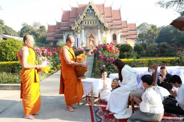 กรมพระศรีสวางควัฒนฯ ทรงบาตรพระนวกะ 44 รูป ณ วัดไทยพุทธคยา สาธารณรัฐอินเดีย