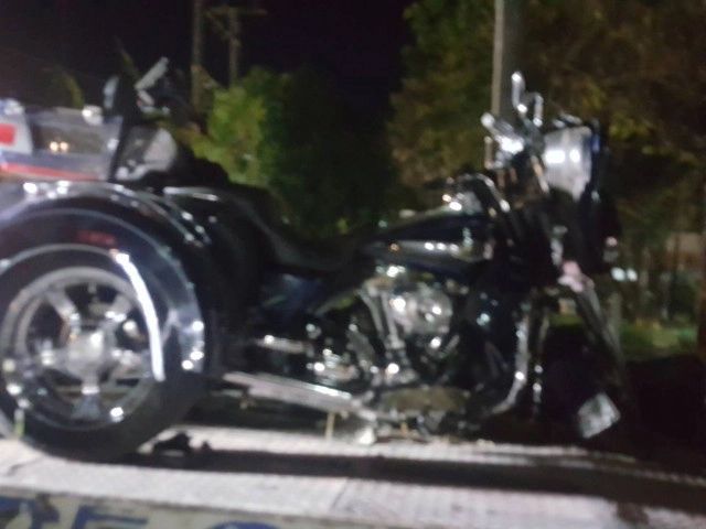 เสี่ยเจ้าของโรงเรียนเอกชนดัง เสียหลักตกข้างทางชนต้นไม้ดับ 2 ราย