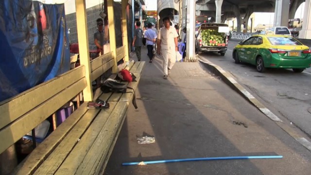 พบชายดับปริศนา คาป้ายรถเมล์หน้าตลาดสดย่านบางพลี