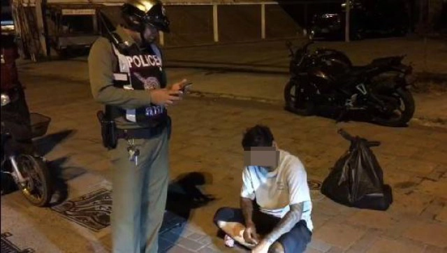 หนุ่มใหญ่น้อยใจแฟน หวังวิ่งให้รถชน