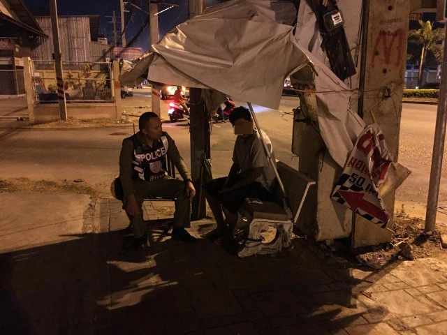 หนุ่มใหญ่น้อยใจแฟน หวังวิ่งให้รถชน