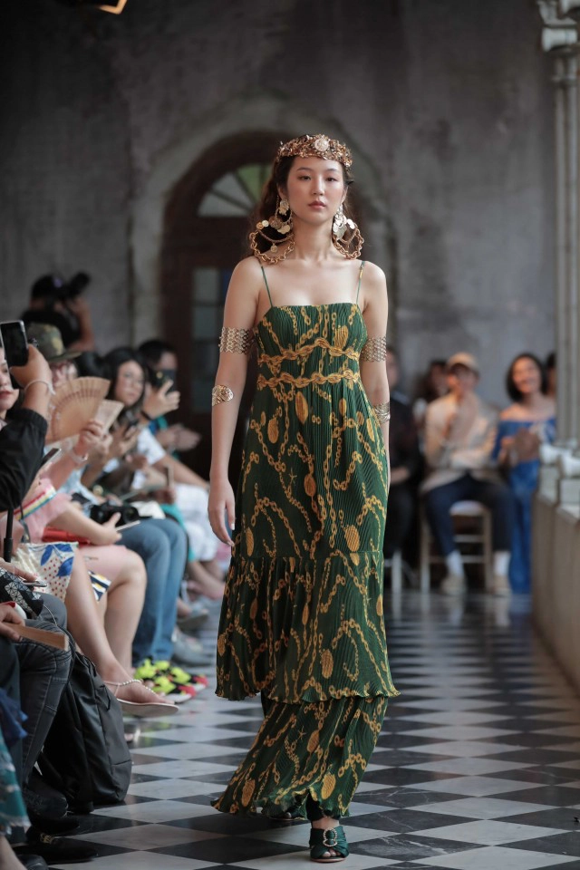 ต้าเหนิง-ออกแบบ โชว์สเต็ปเดินแบบในแฟชั่นโชว์ "KLOSET"