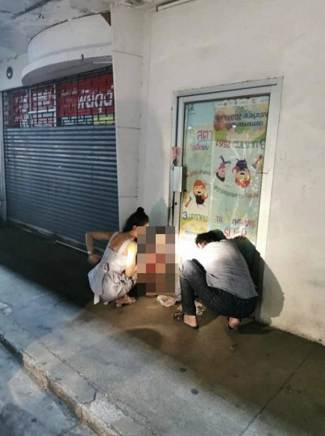 ชายนั่งด้อมๆมองๆหน้าประตู ที่ถูกปิดมานานหลายปี