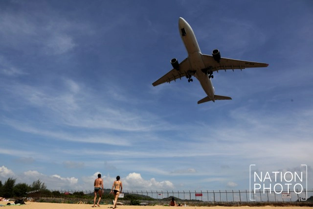 บินจากสุดขอบฟ้า มาใกล้ตาที่หาดไม้ขาว ภูเก็ต