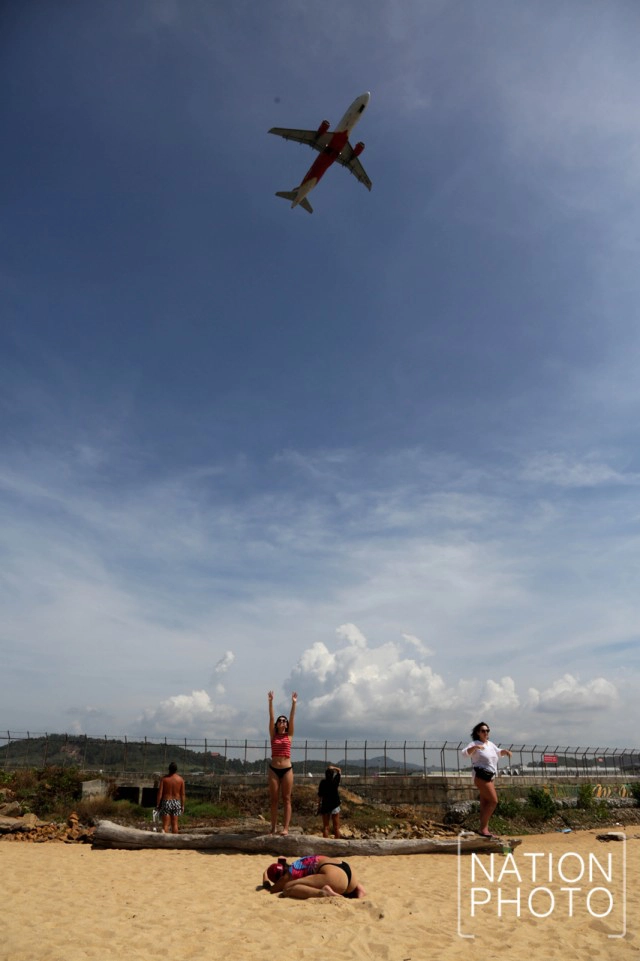 บินจากสุดขอบฟ้า มาใกล้ตาที่หาดไม้ขาว ภูเก็ต