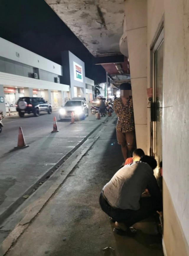 ชายนั่งด้อมๆมองๆหน้าประตู ที่ถูกปิดมานานหลายปี