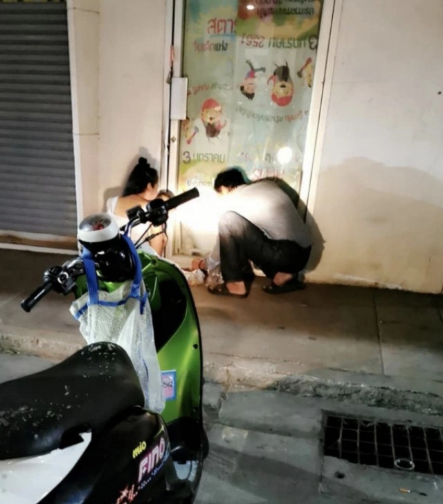 ชายนั่งด้อมๆมองๆหน้าประตู ที่ถูกปิดมานานหลายปี