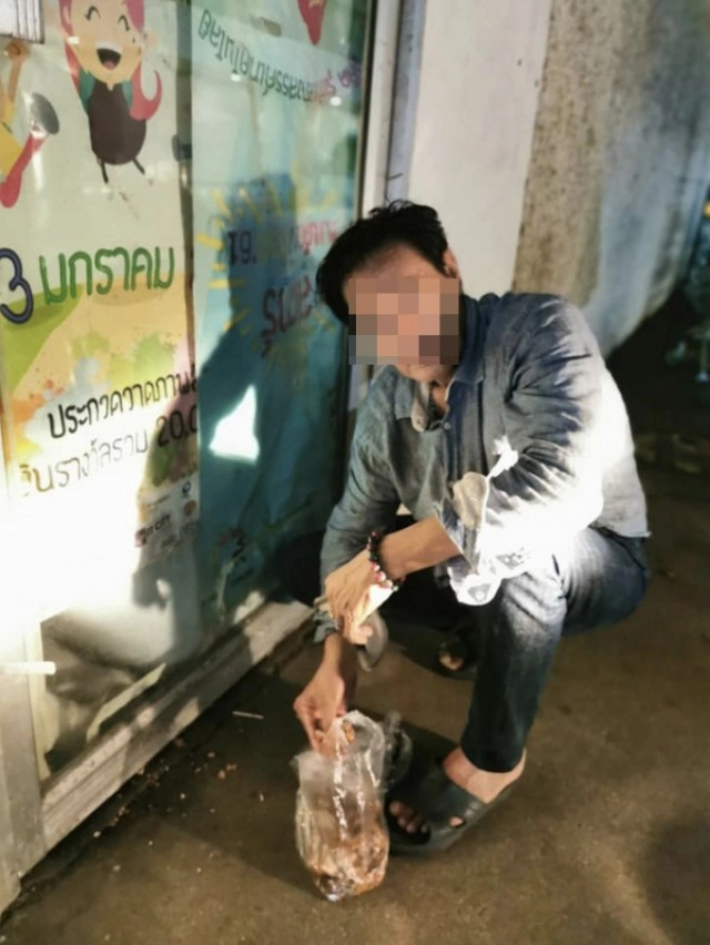 ชายนั่งด้อมๆมองๆหน้าประตู ที่ถูกปิดมานานหลายปี