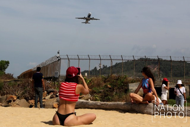 บินจากสุดขอบฟ้า มาใกล้ตาที่หาดไม้ขาว ภูเก็ต