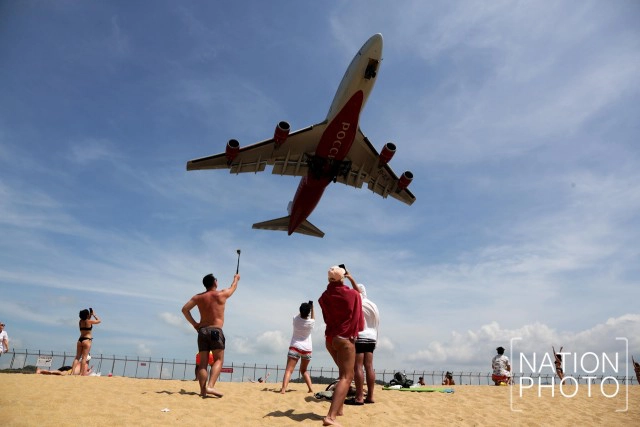 บินจากสุดขอบฟ้า มาใกล้ตาที่หาดไม้ขาว ภูเก็ต