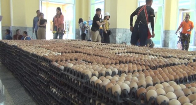"หนุ่ม-สาว ชาวจีน" เหมาไข่ไก่ 2 แสนฟอง ขอพร "หลวงพ่อโสธร" ช่วยประเทศจีนพ้นวิกฤตโคโรน่า
