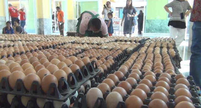 "หนุ่ม-สาว ชาวจีน" เหมาไข่ไก่ 2 แสนฟอง ขอพร "หลวงพ่อโสธร" ช่วยประเทศจีนพ้นวิกฤตโคโรน่า