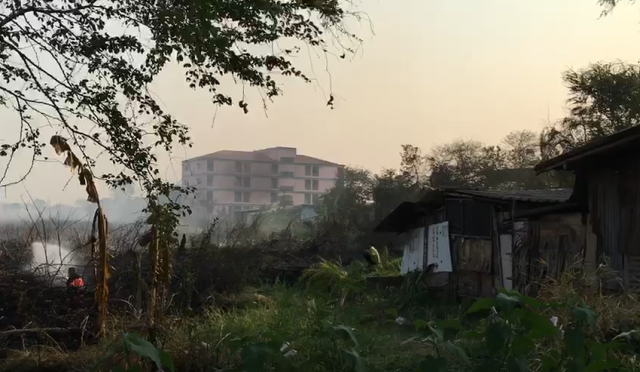 ไฟไหม้หญ้าย่านลาดกระบัง ลามบ้านเรือนประชาชนเสียหาย