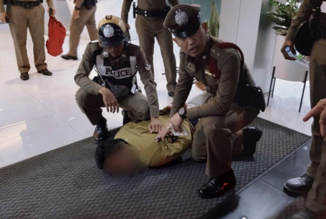 หนุ่มคลั่งไล่ฟันรปภ.ตำรวจระงับเหตุได้ทันควัน