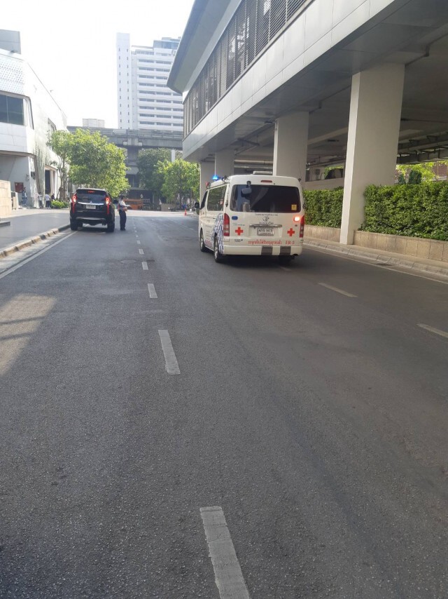เร่งนำตัวส่งรพ.ที่ใกล้ที่สุด! หนุ่มพลัดตกห้างดังย่านราชประสงค์