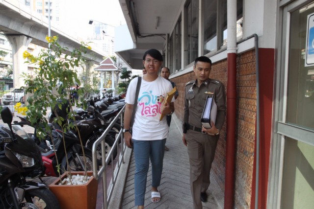 ตำรวจนำตัว"ธนวัฒน์ วงค์ไชย" แกนนำวิ่งไล่ลุง ส่งฟ้องต่ออัยการ