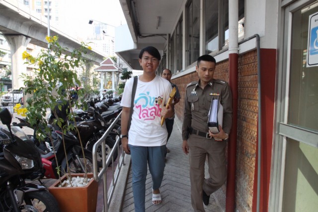 ตำรวจนำตัว"ธนวัฒน์ วงค์ไชย" แกนนำวิ่งไล่ลุง ส่งฟ้องต่ออัยการ