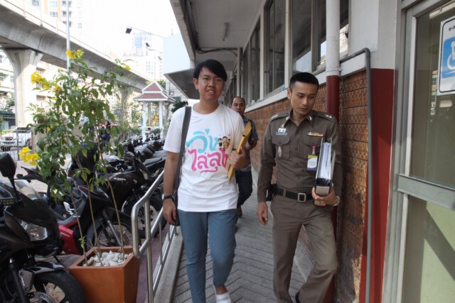 ตำรวจนำตัว"ธนวัฒน์ วงค์ไชย" แกนนำวิ่งไล่ลุง ส่งฟ้องต่ออัยการ