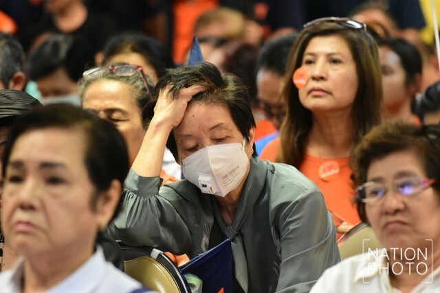 กองเชียร์ซึม วินาทีศาลอ่านคำวินิจฉัยยุบ "พรรคอนาคตใหม่"