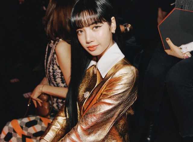 ทวิตแทบแตก "ลิซ่า" สวมชุดทองในงาน "มิลาน แฟชั่นวีค"