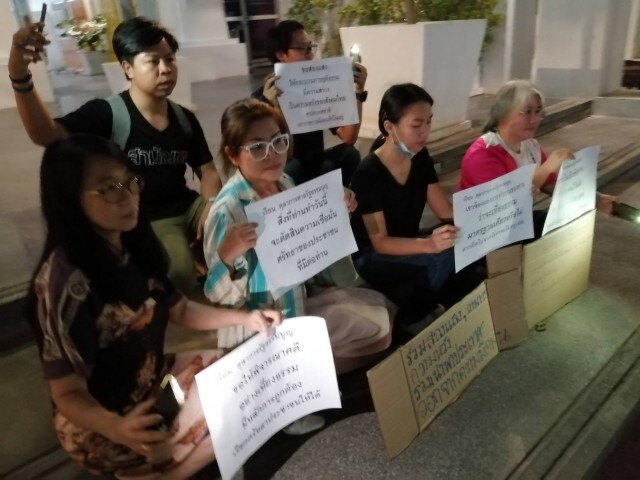 ชาวเชียงใหม่ จุดเทียนส่องไฟฉาย เรียกร้องศาลตัดสินเงินกู้ อนค.ยุติธรรม