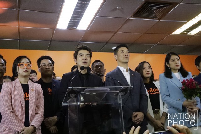 "ธนาธร-แกนนำพรรค" ร่วมแถลงข่าวหลังจากศาลรัฐธรรมนูญวินิจฉัยยุบ "พรรคอนาคตใหม่"
