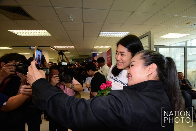 แฟนคลับพรรคจับจองที่นั่ง รอฟังคำตัดสินคดีเงินกู้ 191 ล้าน